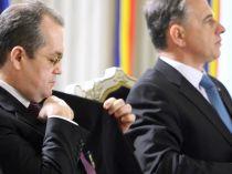 Boc anunţă bugetarii că vor primi al 13-lea salariu pentru anul 2008

