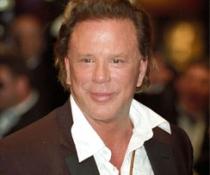 Mickey Rourke a fost surprins, în aeroport, cu 36 de kilograme de pantofi