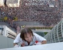 ?Omul-păianjen? a escaladat, fără echipament de siguranţă, o clădire de 73 de etaje