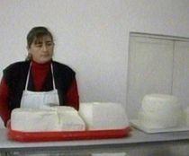 Tăranii vor putea să comercializeze din nou în pieţe ouă, brânză şi alte produse, fără ambalaj