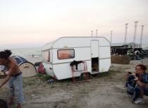 Familie afectată de inundaţii, dată în judecată de vecini pentru că a "stricat imaginea cartierului" 