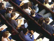 Strategii de criză, la universităţile din România: Studenţi mai puţini şi taxe mai mari