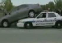 S-a urcat cu maşina personală pe maşina Poliţiei! (VIDEO)
