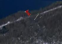 Sport extrem, la înălţimi extreme: Vedeţi ce rezultă din combinarea schiurilor cu paraşuta (VIDEO)