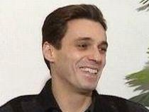 Mircea Badea, "somat" de Boc să defileze gol şi cu pene pe fund. Se vor respecta, oare, promisiunile? (VIDEO)
