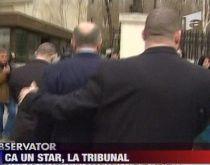 Puiu Popoviciu a venit la tribunal ca o vedetă, flancat de trei gărzi de corp