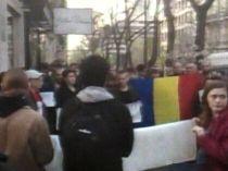 Protestele din Chişinău au ajuns şi la Paris: Sute de oameni s-au adunat în faţa ambasadei
