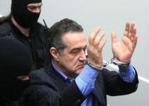 Becali, din nou cu cătuşe: "Barabas liber, Hristos pe cruce!" (FOTO şi VIDEO)