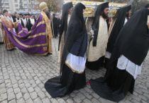 Ispăşire parlamentară: majorări salariale şi fonduri acordate lăcaşelor de cult