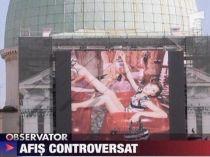 Un afiş publicitar de pe o biserică, cu o femeie îmbrăcată sumar, provoacă polemici la Veneţia