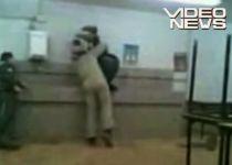 Şocant: Elev cu dizabilităţi, băgat cu capul într-o găleată cu ciment chiar de profesorul său (VIDEO)