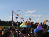 Show în aer liber: vremea şi protestele, la extreme. Noua Dreaptă vs. comunitatea gay, pe ploaie şi pe soare (FOTO)
