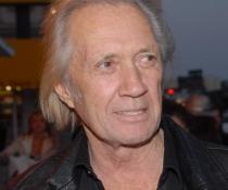Actorul David Carradine, găsit mort în camera sa de hotel  