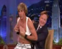 Sacha Baron Cohen face striptease în emisiunea lui Conan O'Brien (VIDEO)