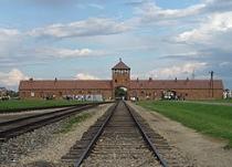 Supravieţuitor al Holocaustului născut în România a obţinut diploma de doctor, la 81 de ani