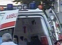 Doi poliţişti şi un jandarm, snopiţi în bătaie de un scandalagiu (VIDEO)