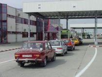 Aglomeraţie la vămi. Zeci de mii de români se întorc din străinătate în concediu