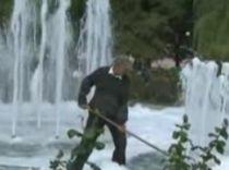 Fântână arteziană "cu spume", în centrul Bacăului (VIDEO)