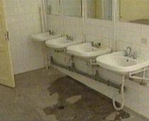 Braşov. Garsonieră de lux, amenajată într-o şcoală plină de igrasie