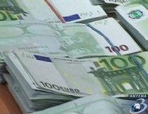 Românii nu se mai împrumută la bănci şi preferă depozitele în valută
