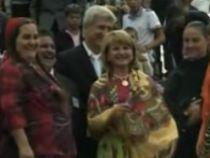 Maria Băsescu, în costum electoral ţigănesc. Traian Băsescu, de la "ţigancă împuţită", la Bercea Mondialu' (VIDEO)