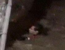 Un reporter a alunecat într-o groapă plină cu apă, în timpul unei transmisiuni live (VIDEO)
