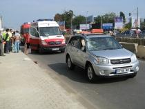 Pieton lovit de un autoturism de teren, după ce s-a dezechilibrat şi a căzut în faţa maşinii (FOTO)