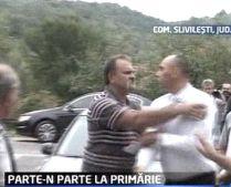 Şedinţă cu pumni: Primarul şi un consilier local dintr-o comună gorjeană s-au luat la bătaie (VIDEO)