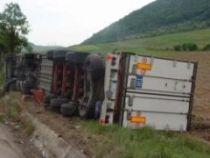 TIR încărcat cu 19 tone de fier vechi, răsturnat în judeţul Sălaj