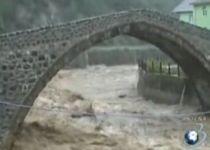 Nordul Turciei, puternic afectat de inundaţii: O persoană a murit şi alte zeci au fost rănite (VIDEO)
