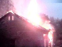 La un pas de tragedie. Incendiu în pericol să se extindă, din cauza pompierilor neexperimentaţi (VIDEO)