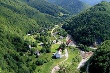 Priveliştile de neuitat din Valea Boga, presărate cu gropi de gunoi improvizate (FOTO)