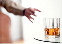 Studiu: Persoanele care nu beau alcool, mai expuse depresiei