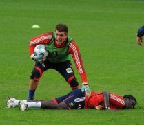 Scene şocante la antrenamentul Franţei. Gomis s-a prăbuşit inconştient pe teren, din senin (FOTO)