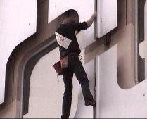 O nouă cucerire: Alain Robert, alias "Spiderman", a escaladat o clădire de 152 metri, în Paris (VIDEO)