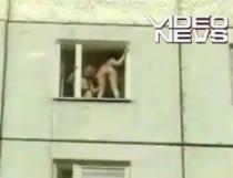 Show erotic de la fereastra apartamentului, pus la cale de două rusoaice (VIDEO)