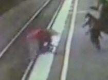Un bebeluş a scăpat teafăr, după ce a fost târât de tren mai mult de 30 de metri (VIDEO)