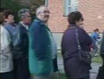 Bătrâni, bolnavi sau şomeri, la cozi interminabile pentru ajutoarele de încălzire (VIDEO)
