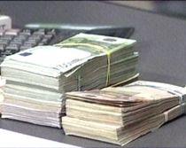 Româncă, prinsă când încerca să părăsească ţara cu 600.000 de dolari în valiză