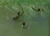 Poliţişti, filmaţi în timp ce lovesc şi îneacă un tânăr bolnav psihic (IMAGINI ŞOCANTE)