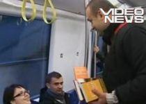 Cărţi gratuite, la metrou - o metodă inedită de promovare a proiectului "Bibliotecă în subteran" (VIDEO) 