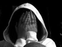 Violată în faţa copilului ei de un bărbat pe care l-a cunoscut pe internet