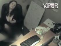 Filmată în timp ce se masturba la birou - VIDEO 