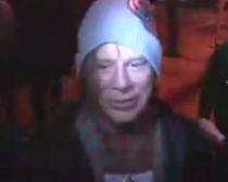 Mickey Rourke, asaltat de florărese din România (VIDEO)