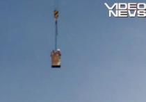 Ascensorul hightech: Cum ajung muncitorii români pe clădirile în construcţie (VIDEO)