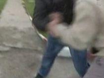 Încăierare între un consilier liberal şi un susţinător PD-L care tăia afişe electorale (VIDEO)