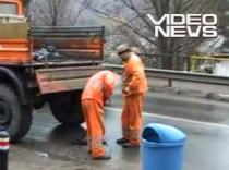 Lucru de mântuială, într-o zi ploioasă: Cum se "plombează" gropile de pe DN1 (VIDEO)