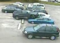 O şoferiţă, un SUV şi patru locuri libere. Urmarea? Două maşini distruse (VIDEO)
