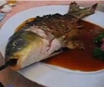 Şocant: Peşte mâncat de viu într-un restaurant din China (VIDEO)
