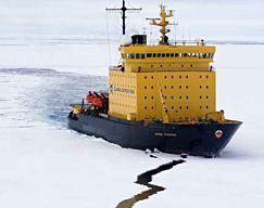 A spart gheaţa. O navă rusească cu peste 100 de turişti la bord a scăpat după 5 zile de blocaj în Antarctica